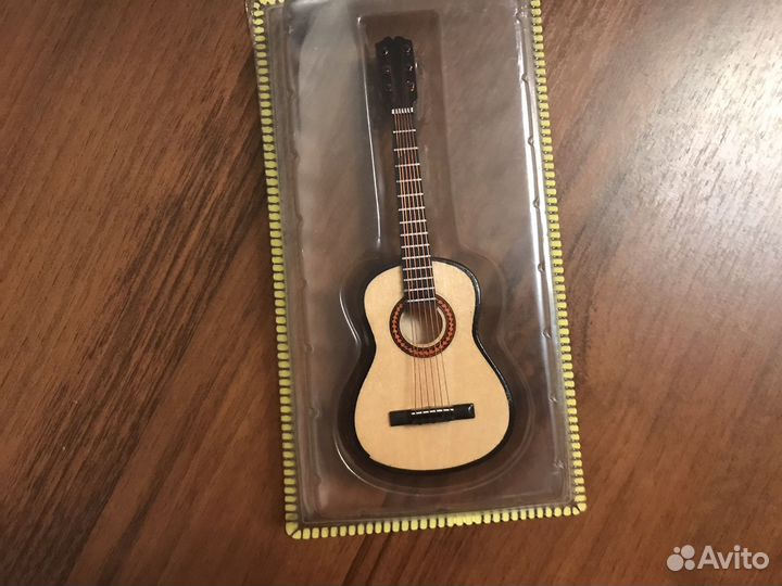 Миниатюрные музыкальные инструменты гитара