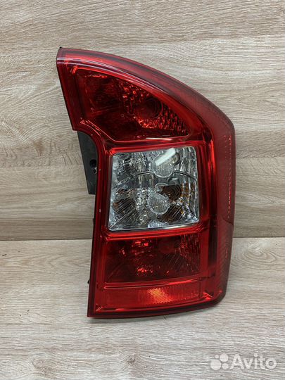 Фонарь задний правый Kia Carens 2 111682
