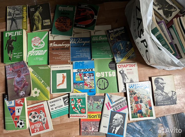Много книг по футболу