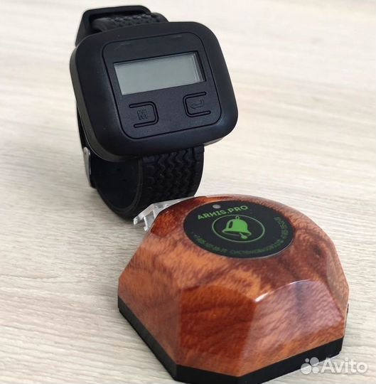 Кнопка вызова официанта Махагон и пейджер часы