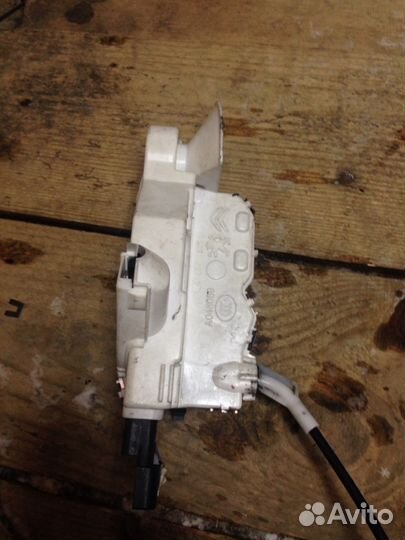 Замок двери правой Peugeot 308