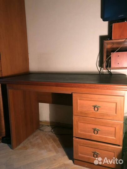 Письменный стол с ящиками