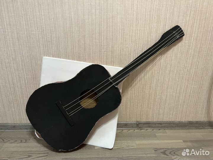 Гитара из картона, декорация