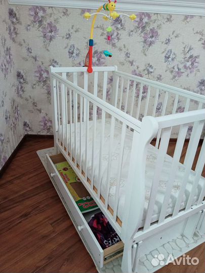 Детская кроватка с маятником и ящиком