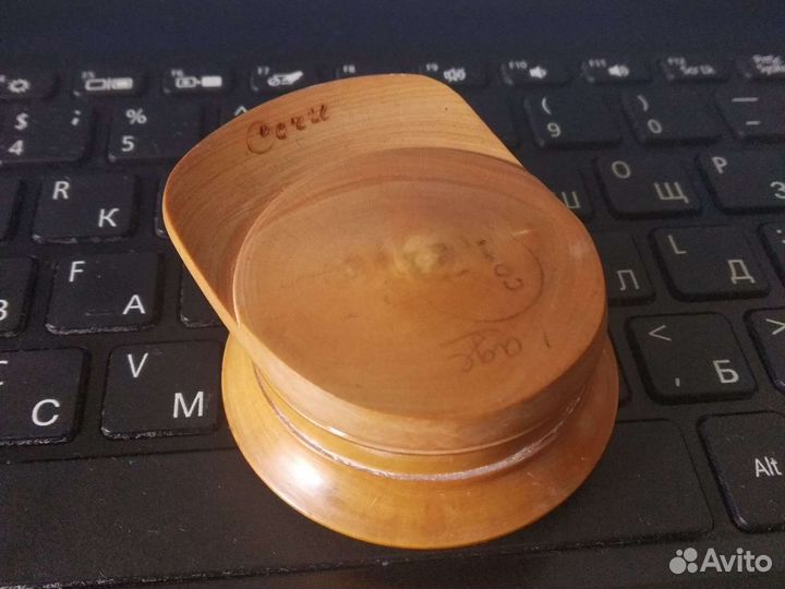 Деревянная пудреница в форме кепки СССР