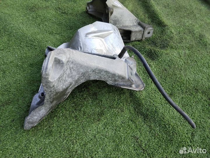 Кронштейн двигателя левый Audi A4 B7