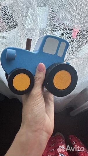 Синий трактор с прицепом деревянный