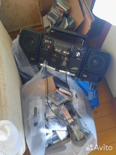 Коллекция аудиокассет и магнитола First