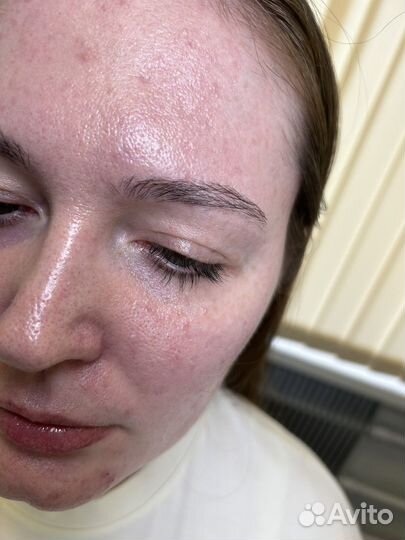 Модель на брови