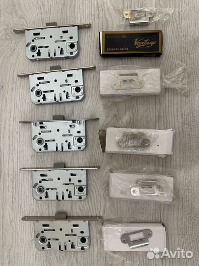 Комплект замков и петлей для межкомнатных дверей