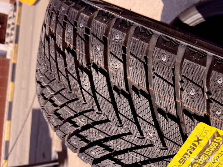 Sonix Winter Xpro Studs 69 275/45 R20 135U