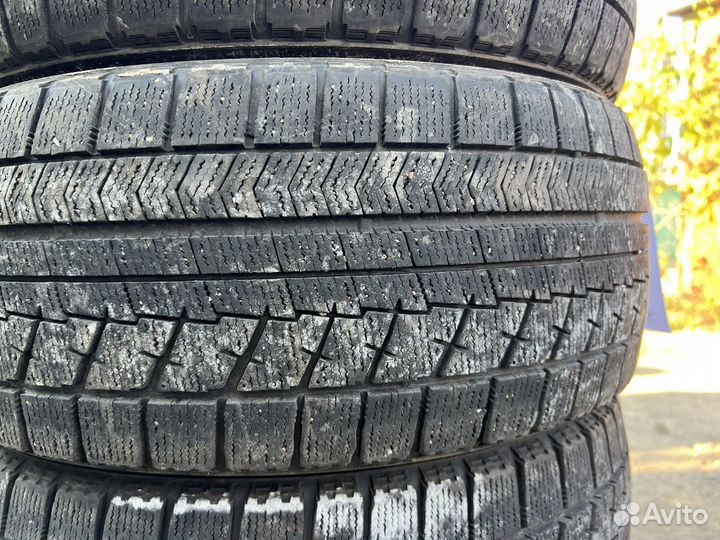 Bridgestone Blizzak VRX 235/45 R17 97H