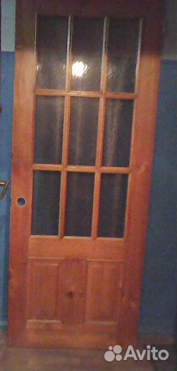 Две двери из массива дерева с петлями