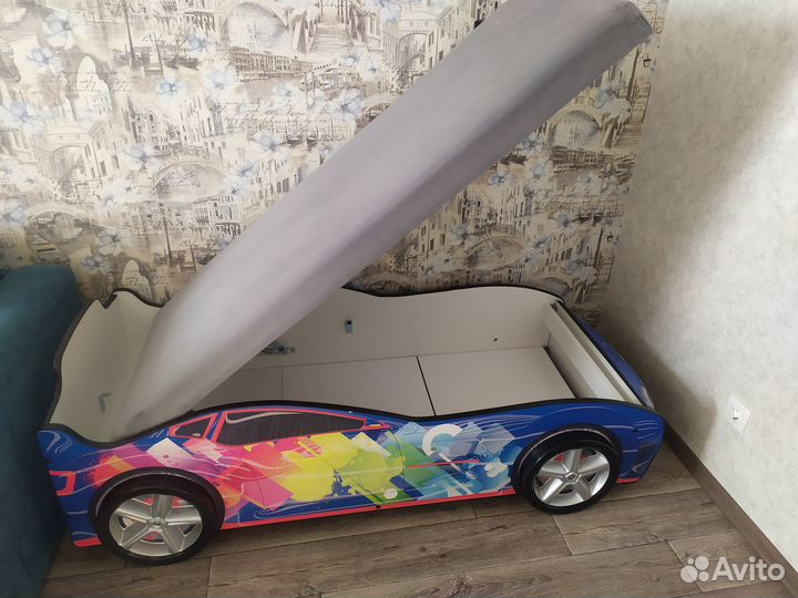 Продам детскую кровать машину