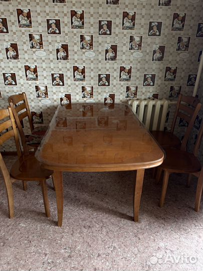 Стол в кухню и стулья