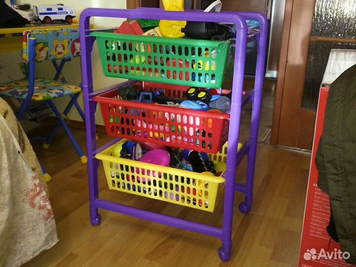 Стойка для игрушек пластиковая на колёсах