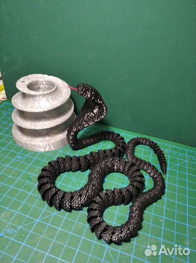 Подставка под ручки и карандаши с игрушкой-коброй