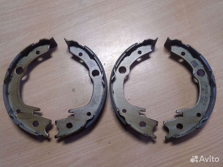 Колодки ручного тормоза Toyota Avensis Corolla