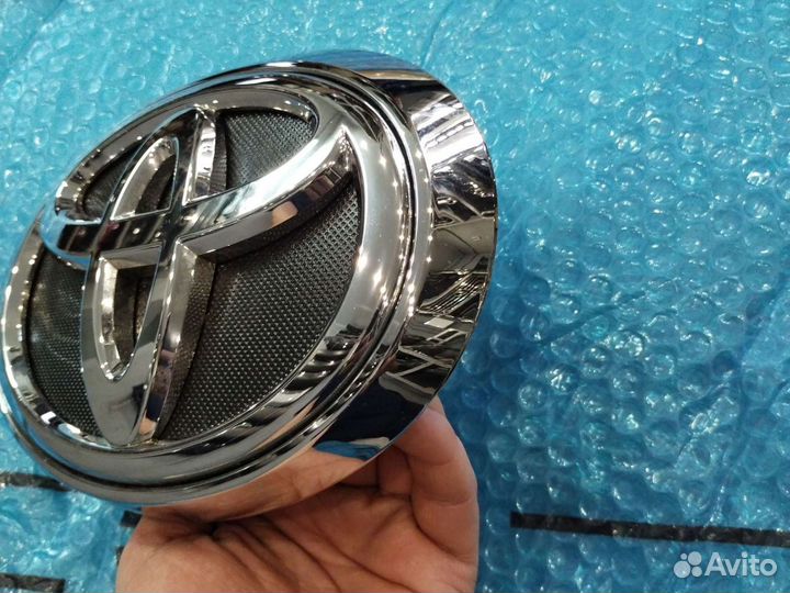 Эмблема решетки Тойота Фортунер