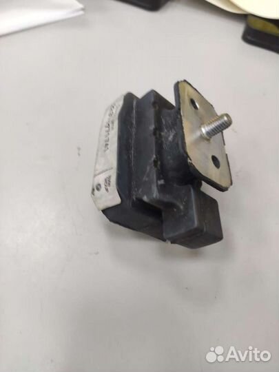 Опора Подушка кпп BMW 5-S E60 E61 6-s E63 E64