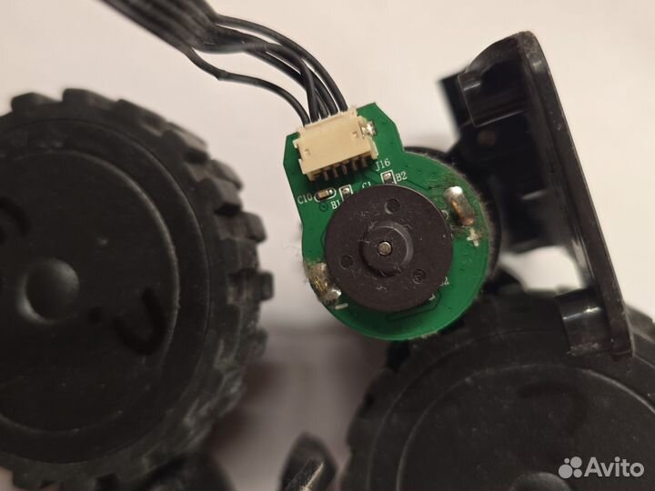 Колесa робота пылесоса Redmond, okami, abir