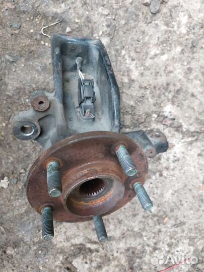 Кулак поворотный левый мазда 3