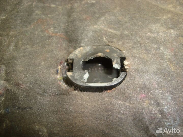 Накладка передней стойки внутри нижняя правая W210