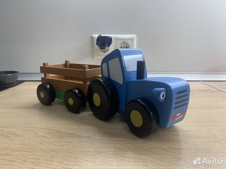 Синий трактор деревянный