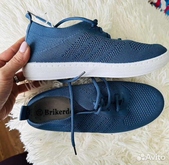 Кроссовки женские