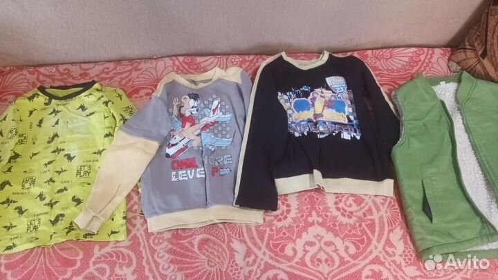 Продам два больших пакета вещей на мальчика 5 лет