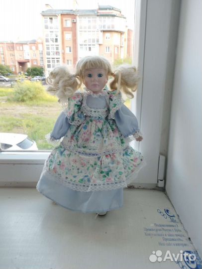 Кукла фарфоровая