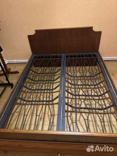 Кровать с металлическими пружинами