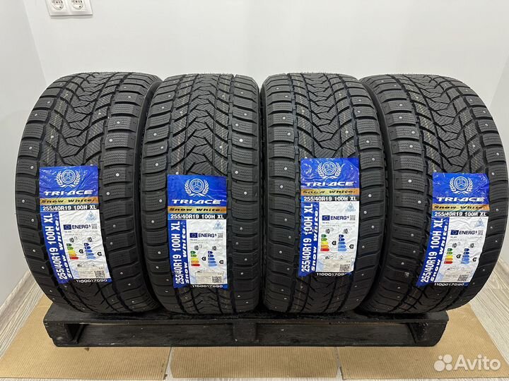 Tri Ace Snow White II Stud 255/40 R19 100H