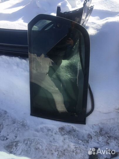 Форточка задняя левая сторона на toyota land cruis