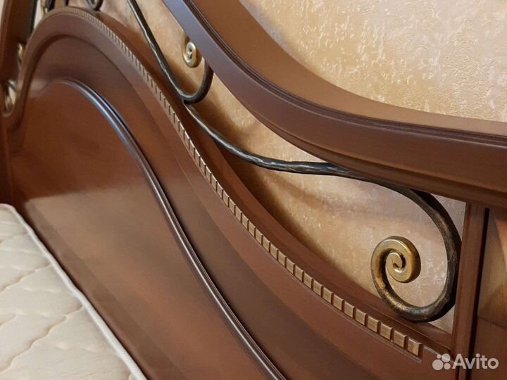 Спальный гарнитур,кровать 180х200 массив бу