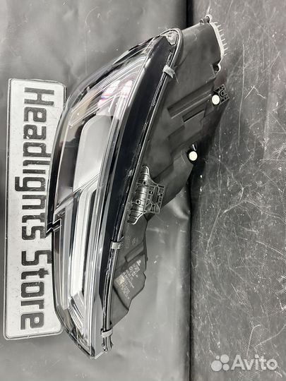 Оригинальная фара правая на Audi A4 B9 Full LED