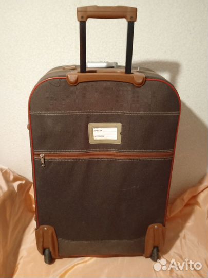 Чемоданы на колесах бу