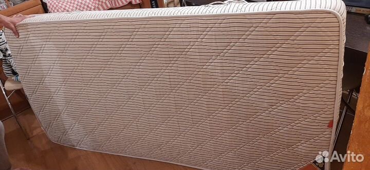 Раскладушка и матрац в хорошем состоянии