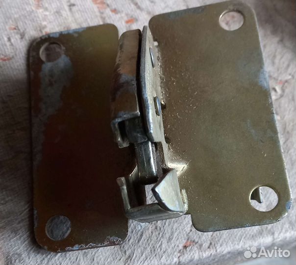 Замок багажника газ 24