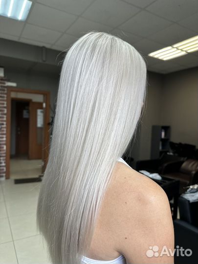 Окрашивание волос.модель.парикмахер колорист