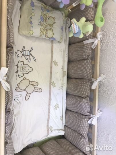 Детская кроватка с маятником и ящиком