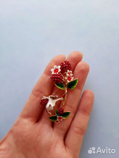 Брошь мышка/хомячок на цветке