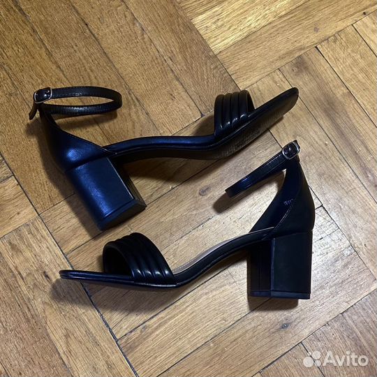 Босоножки на низком каблуке