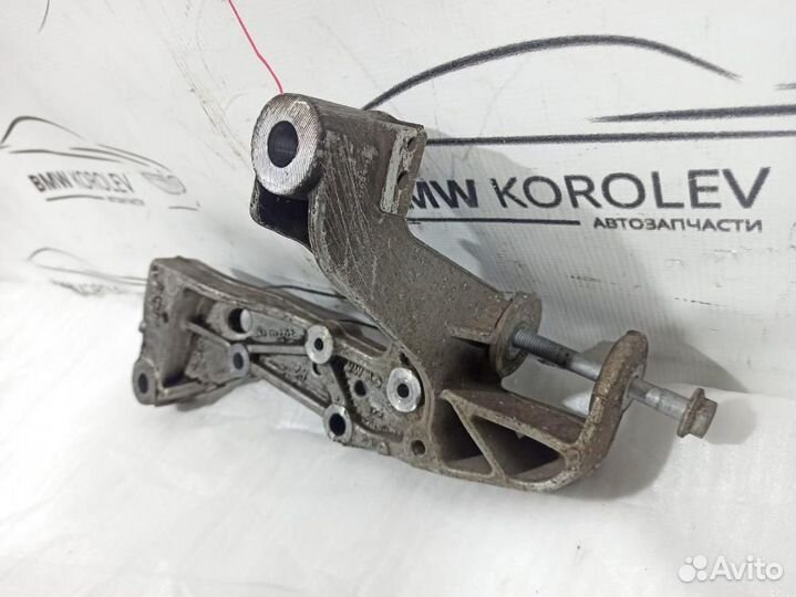 Кронштейн переднего рычага левый Golf Plus 2005-20