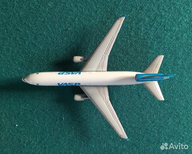 Модель самолета McDonnall Douglas MD-11, м-б 1/500