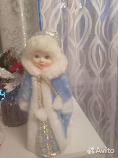 Дед мороз и снегурочка под елку