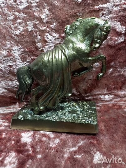 Металический конь с папоной