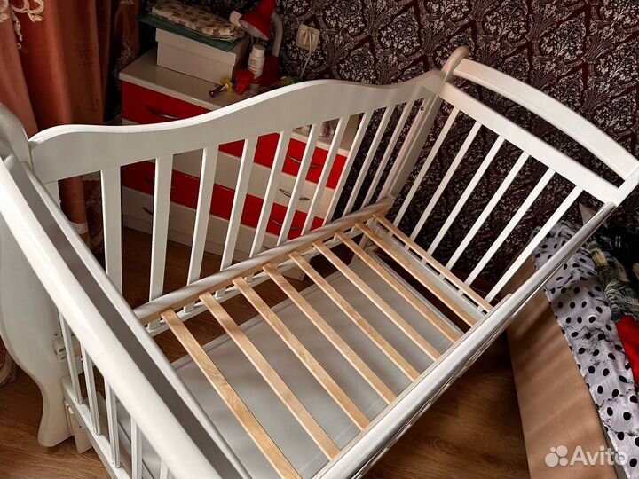 Детская кроватка с маятником