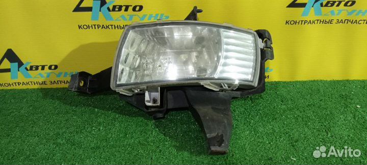 Фара противотуманная левая Toyota Isis ZNM10G