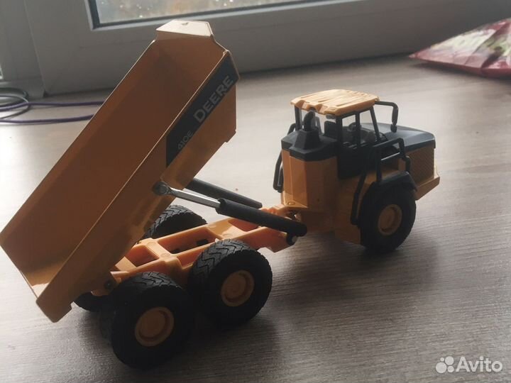 Игрушечная модель самосвала